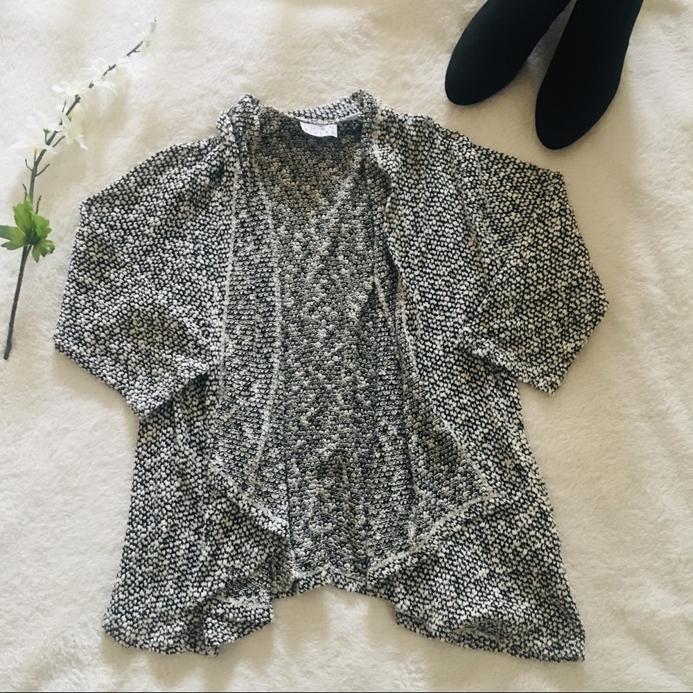 $5 W/ BUNDLE Black And White Pebbled Cardigan